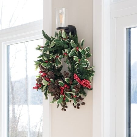 Holly Christmas wreath of pinecones and berries, 21 x 6'' - Décors Véronneau
