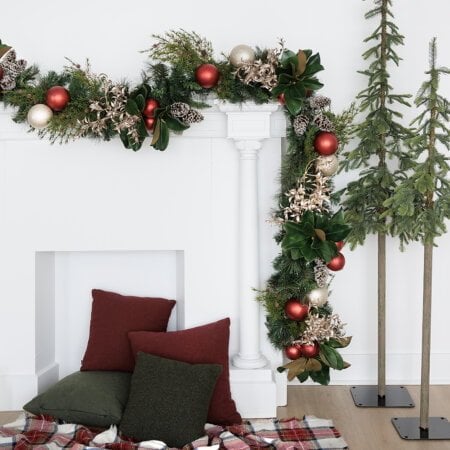 Red ball and magnolia decorated Christmas garland, 7 x 108'' - Décors Véronneau