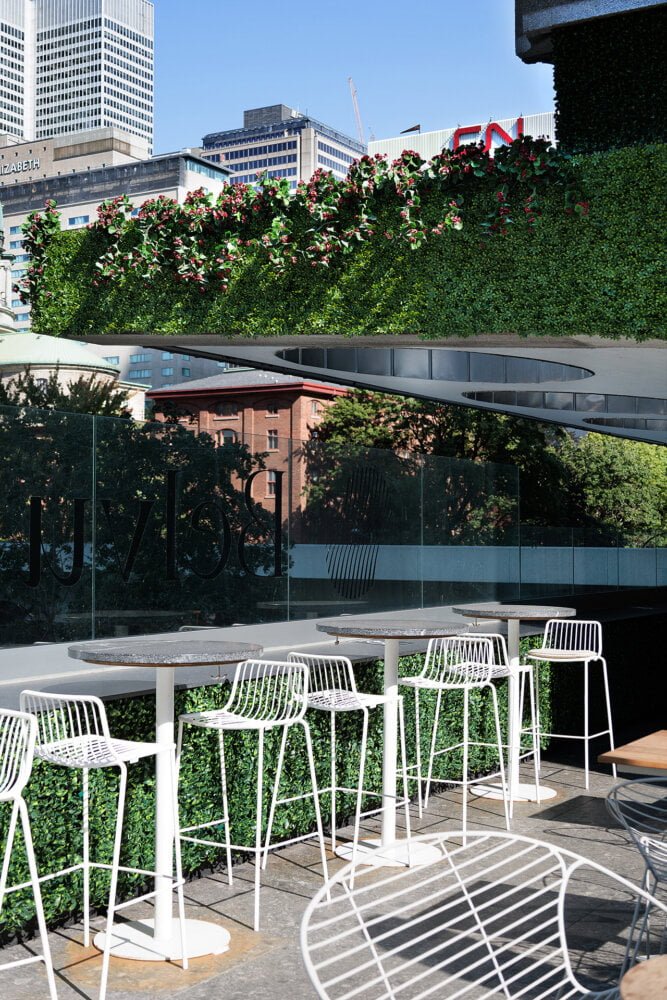 terrasse avec treillis et géraniums roses - Décors Véronneau