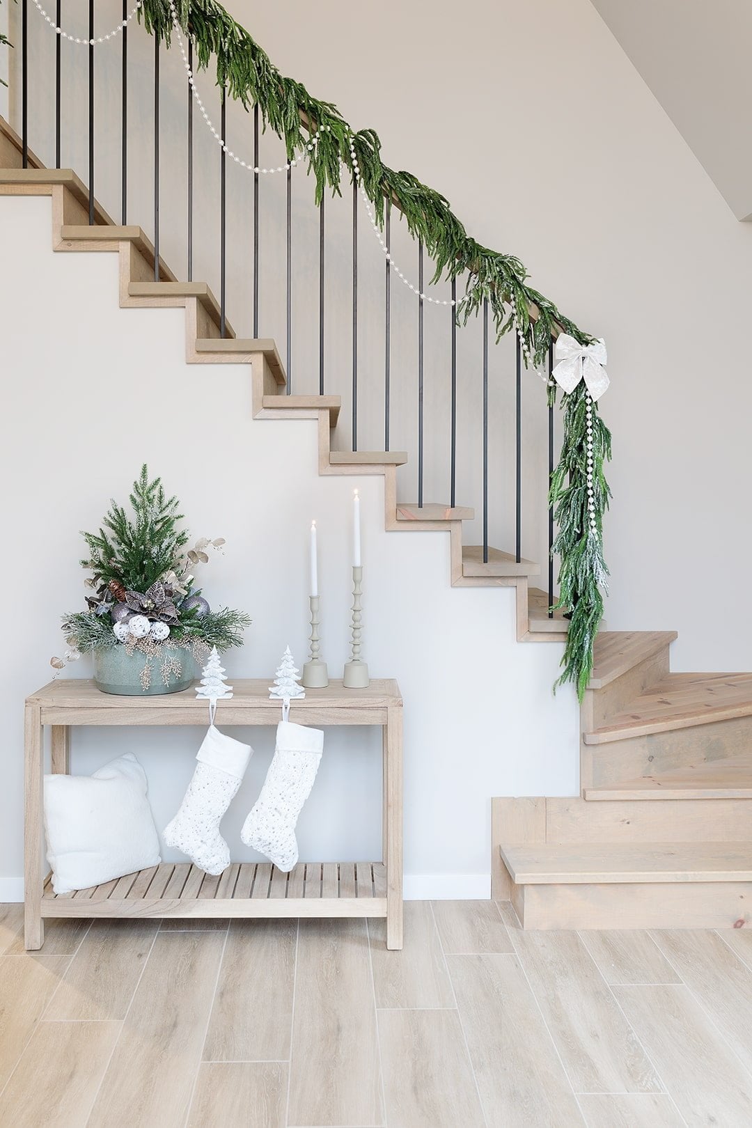 Guirlande de cyprès enneigé sur escalier - Décors Véronneau