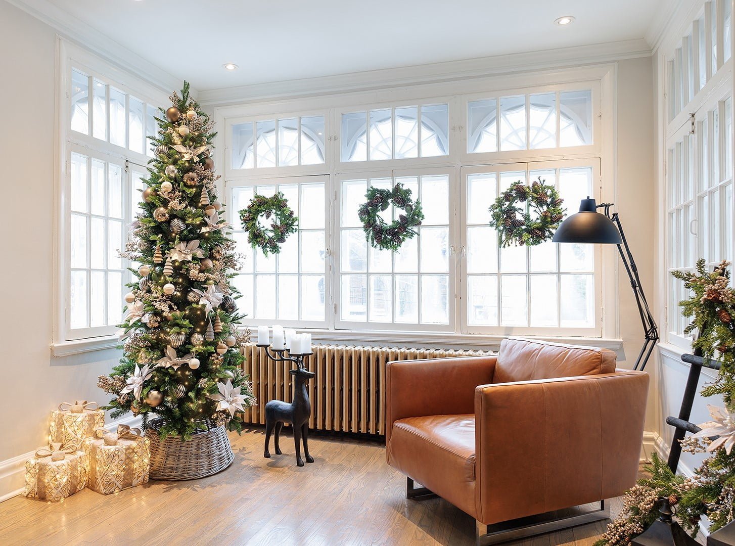 Sapin de Noël champagne dans un salon avec couronne - Décors Véronneau
