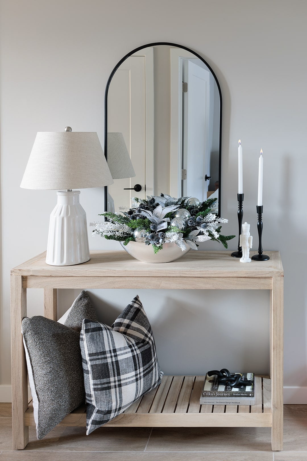 Arrangement de Noël bleu, blanc et noir sur meuble console - Décors Véronneau