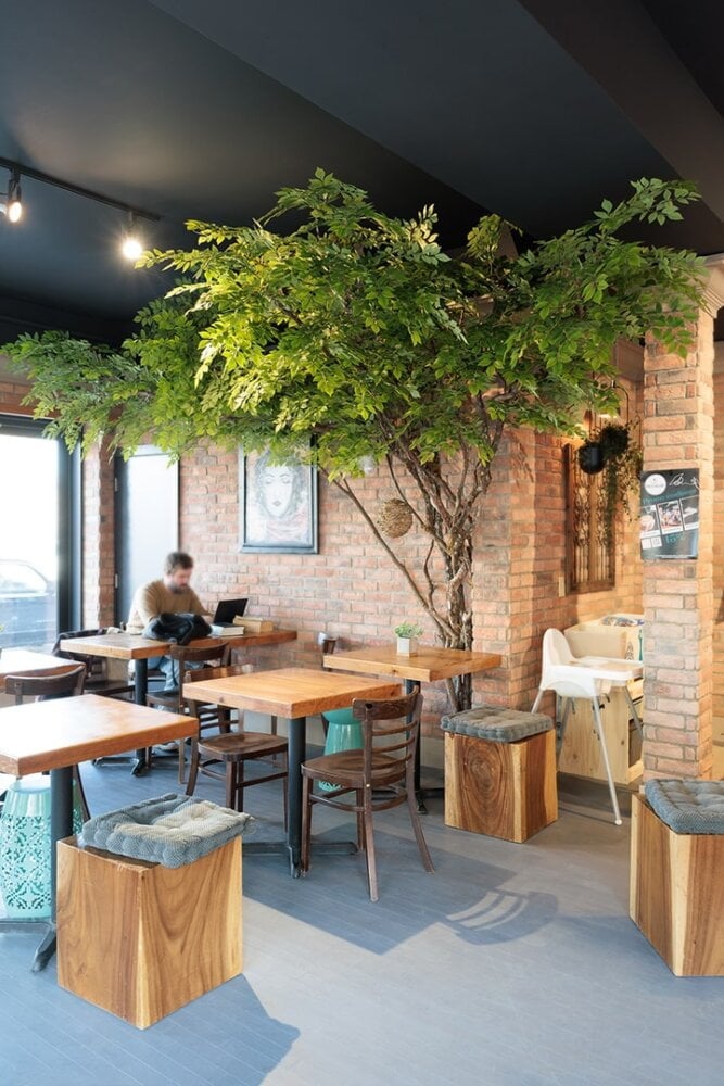 Arbre artificiel dans un café - Décors Véronneau