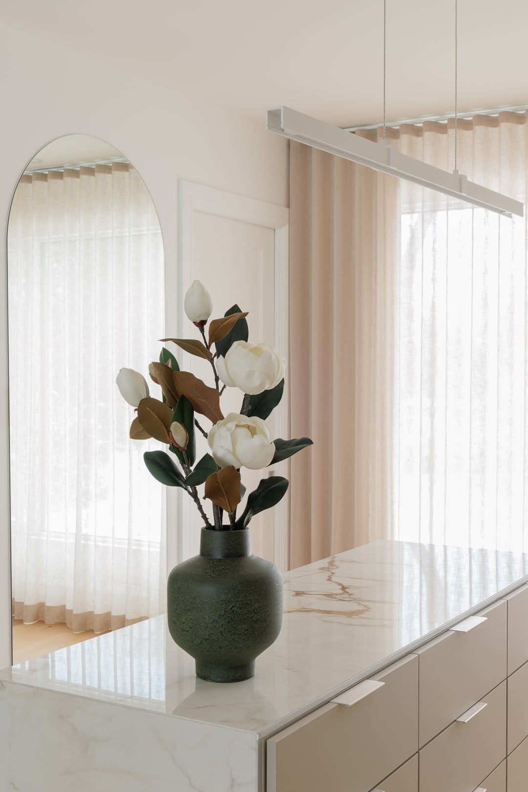 Bouquet de magnolias dans un garde-robe - Décors Véronneau