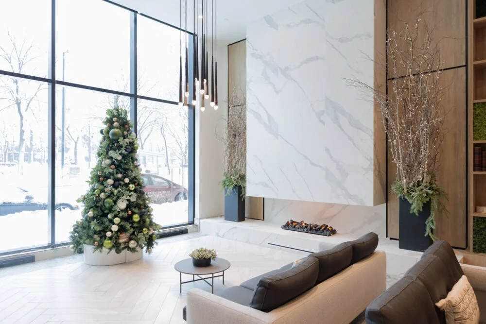 Sapin commercial et arrangements de sapinage illuminés - Décors Véronneau