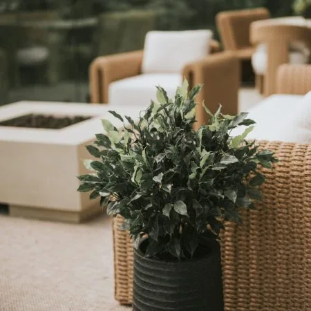 Tall textured black recycled polypropylene planter - Décors Véronneau