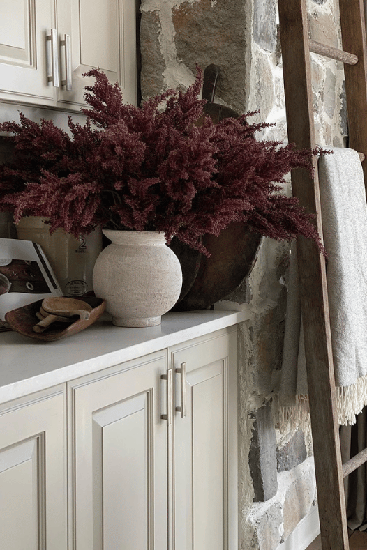 Tiges d'astilbe bourgogne dans une cuisine cottagecore - Décors Véronneau