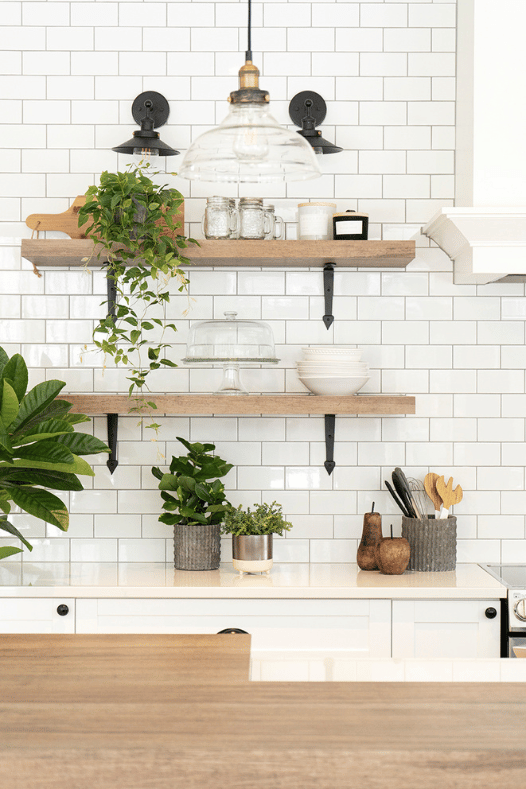 Tradescantia plante retombante sur tablette de cuisine - Décors Véronneau