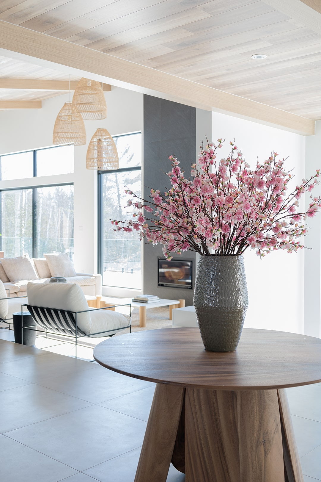 Branches de cerisier rose printanier dans un vase sur une table d'entrée - Décors Véronneau