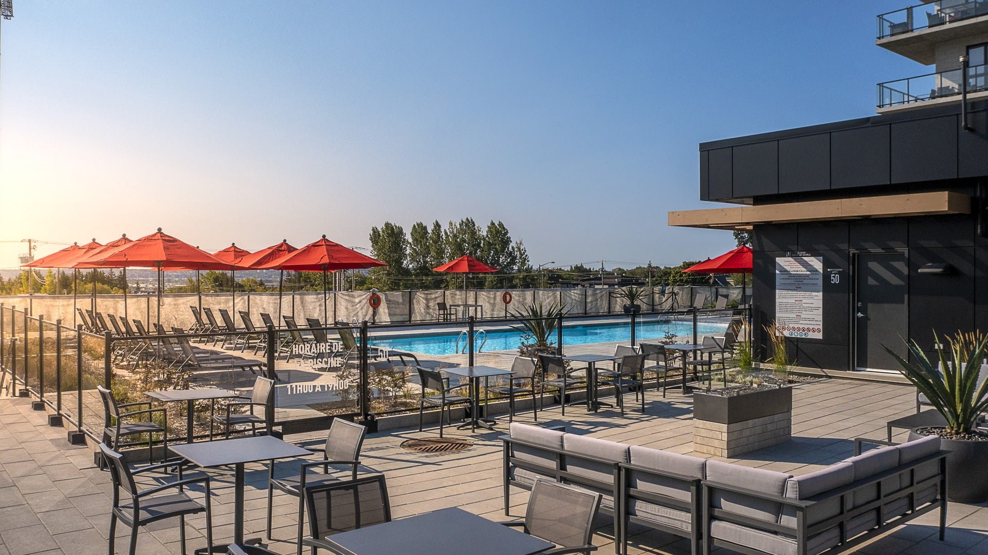 Terrasse avec mobilier urbain - Décors Véronneau