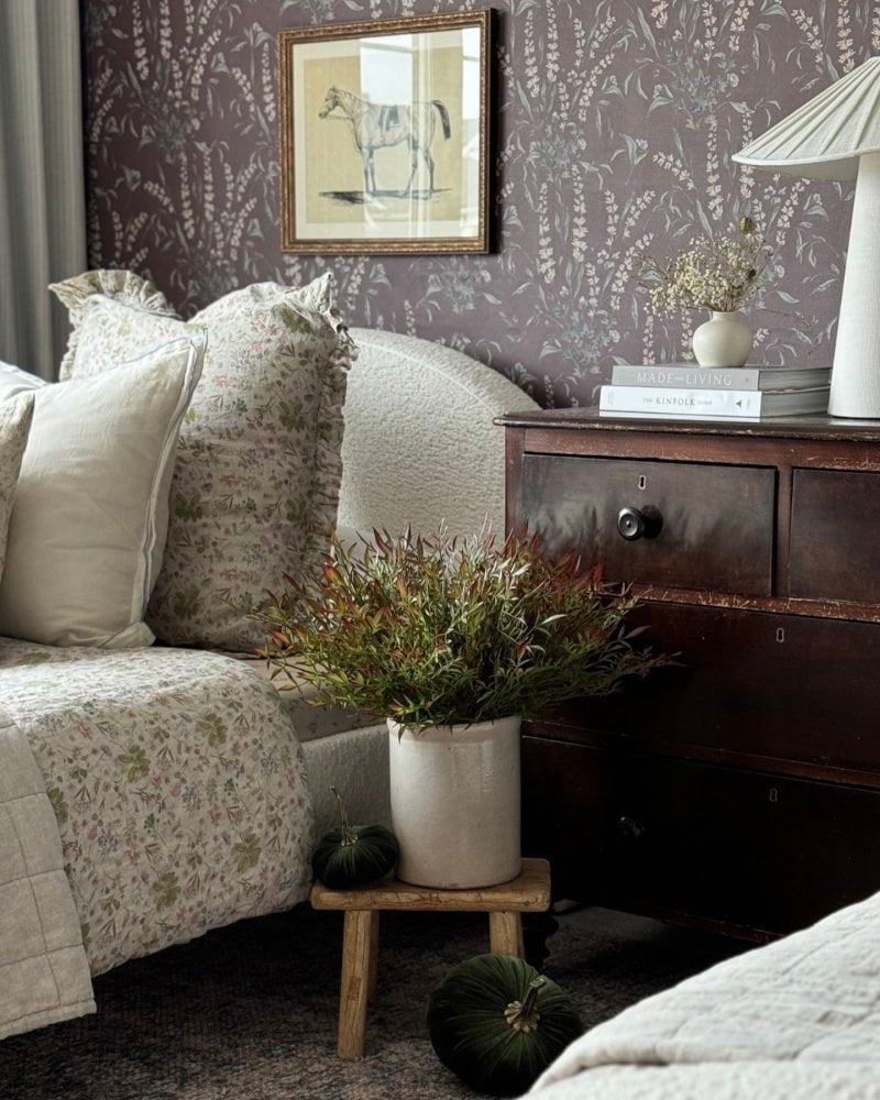 Bambou sacré feuillage d'automne en vase dans une chambre - Décors Véronneau