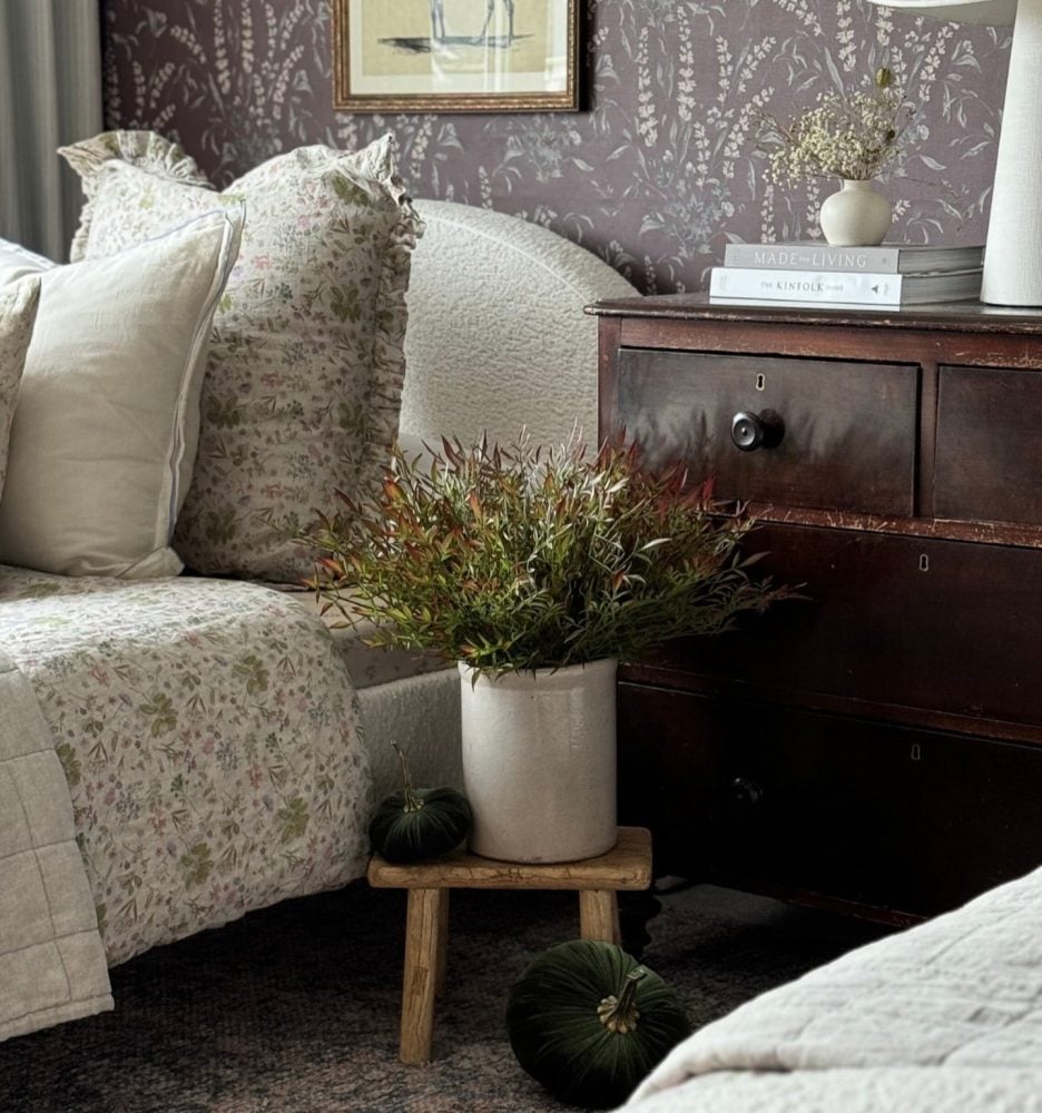 Bambou sacré feuillage d'automne en vase dans une chambre - Décors Véronneau