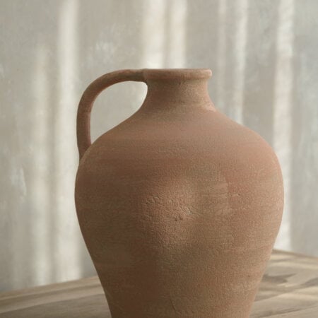 Vase pichet embossé en terre cuite - Décors Véronneau