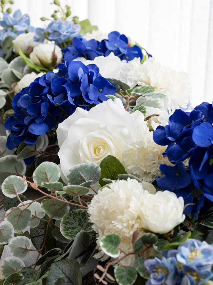 Centre de table de mariage blanc et bleu - Décors Véronneau
