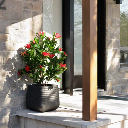 Textured black recycled polypropylene planter - Décors Véronneau