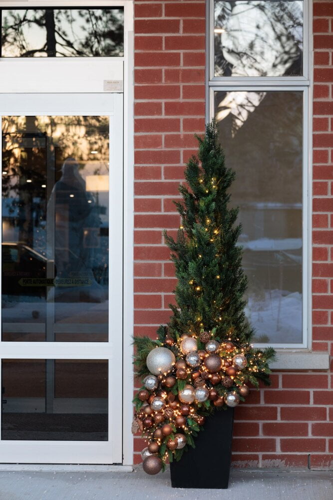 Arrangement de Noël avec retombé de boules - Décors Véronneau