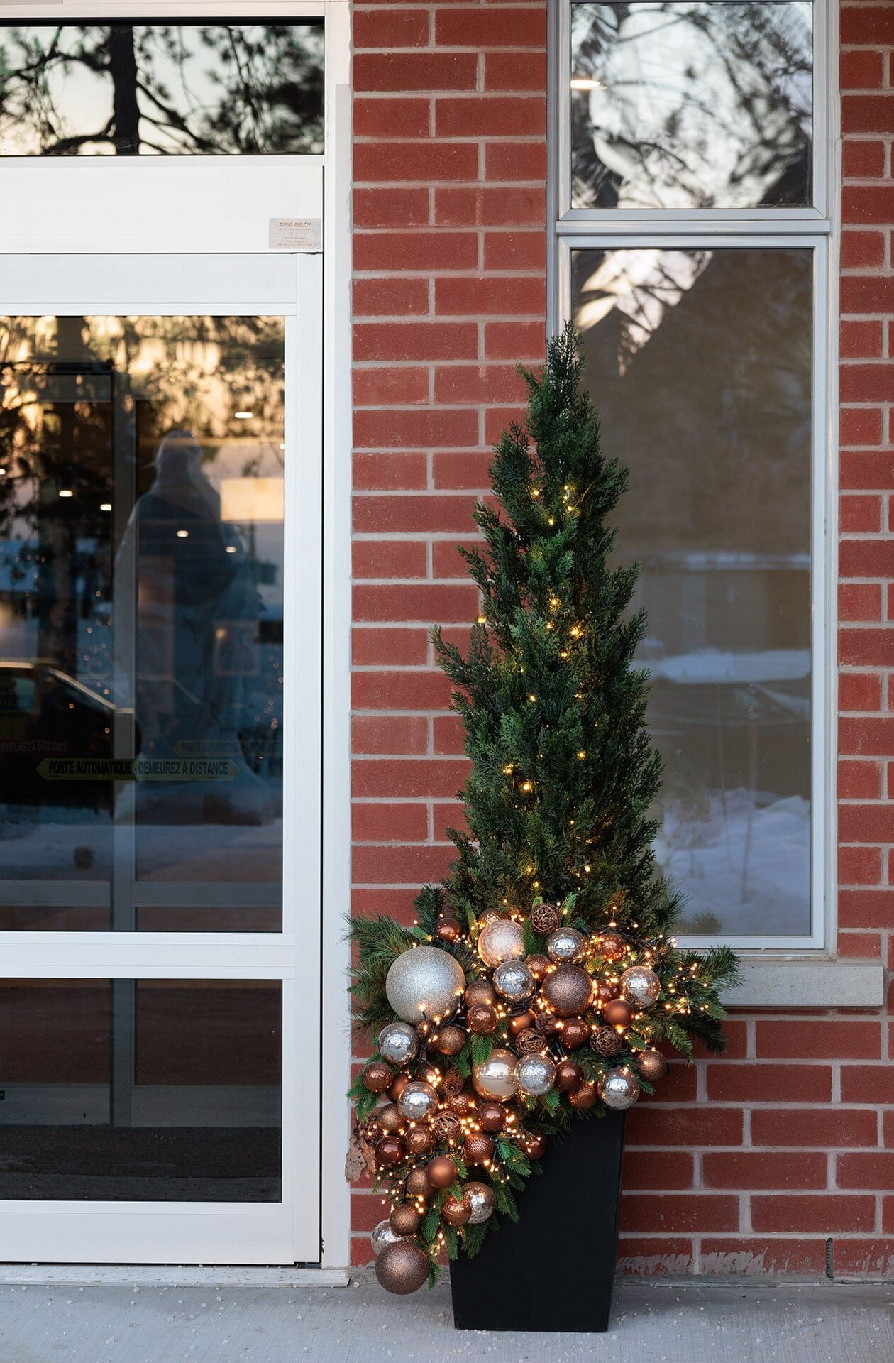 Arrangement de Noël avec retombé de boules - Décors Véronneau