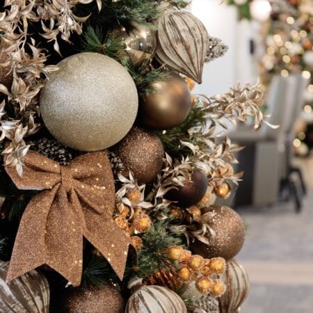 Box of glittery bronze Christmas ball ornaments, 4'' - Décors Véronneau