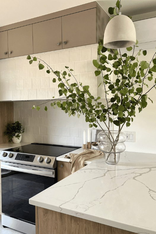 Branche oversized de feuillage dans une cuisine - Décors Véronneau