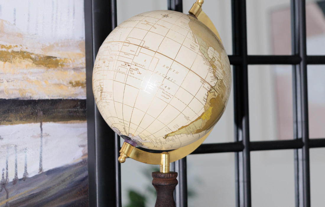 Globe terrestre dans un bureau - Décors Véronneau