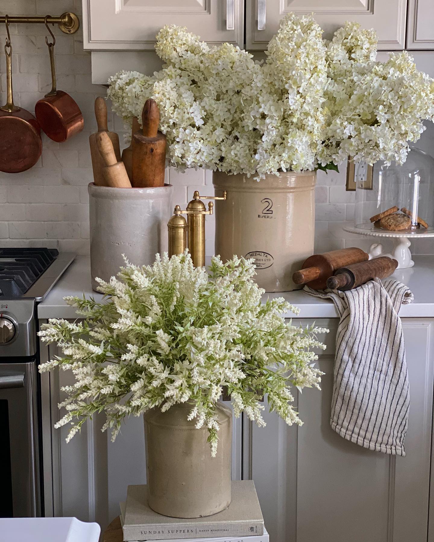 Bouquets de fleurs d'hydrangea et de lavande dans une cuisine - Décors Véronneau