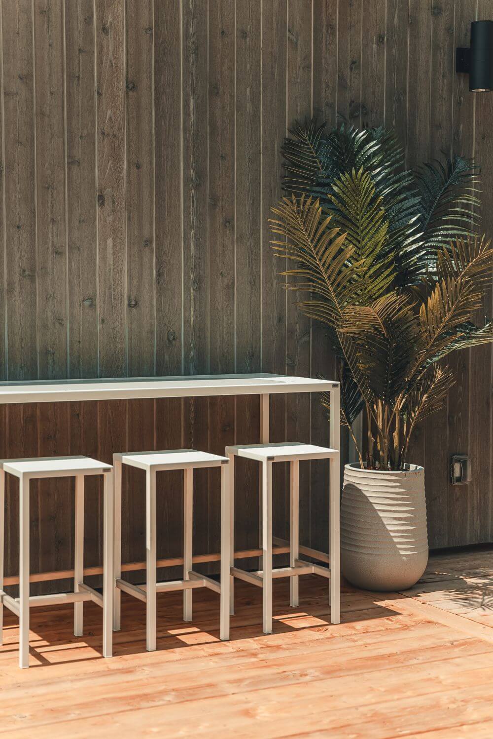 Palmier extérieur artificiel areca sur une terrasse avec bar - Décors Véronneau