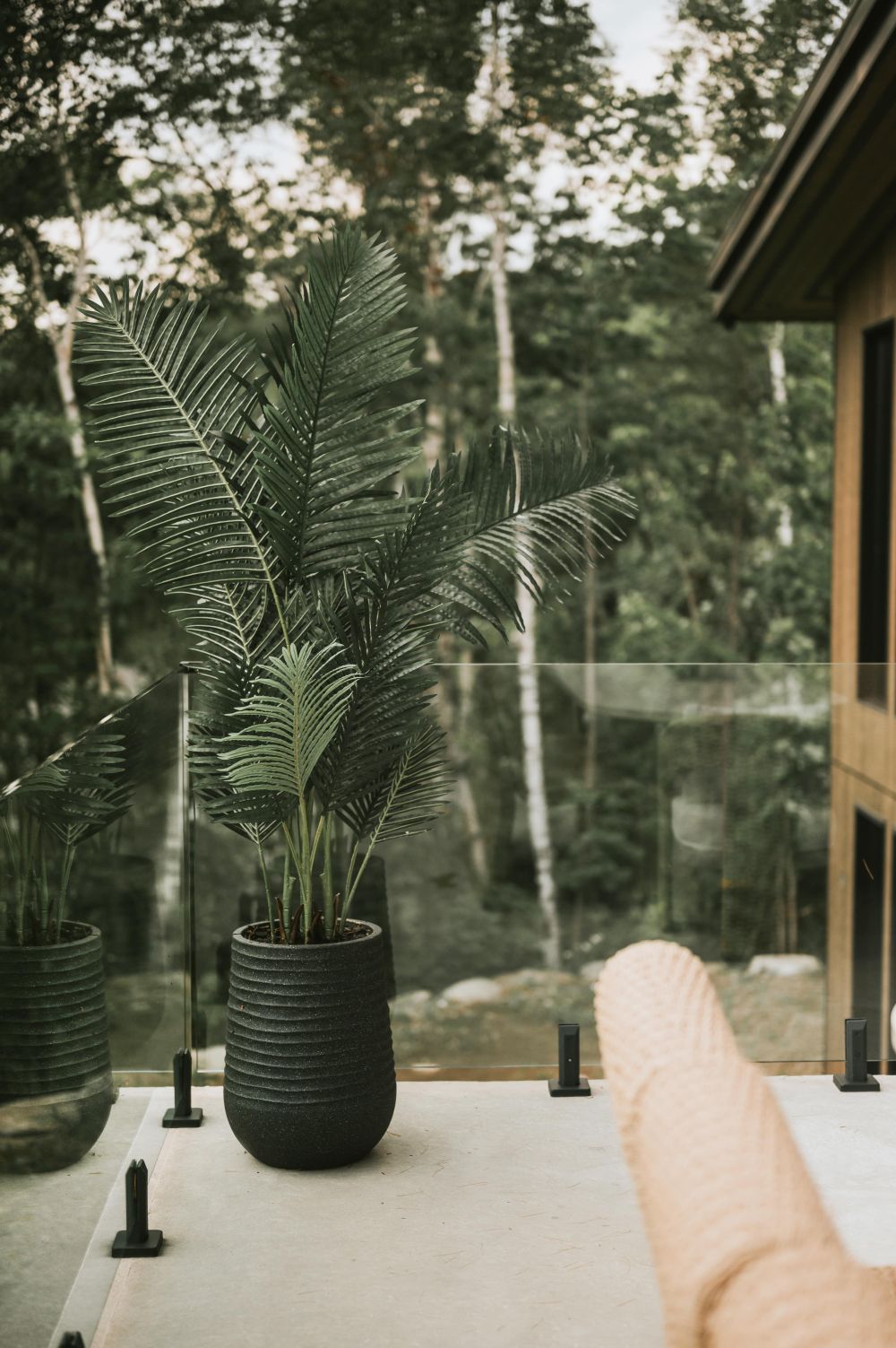 Palmier artificiel extérieur sur un balcon avec pot noir - Décors Véronneau