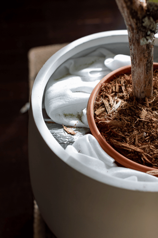 Remplissage d'un cache-pot avec du matériel recyclé - Décors Véronneau