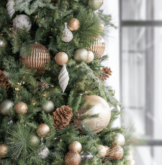 Pastille ornements dans un sapin - Décors Véronneau