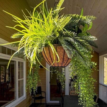 Panier suspendu artificiel de cycas et verdure, 36 x 28'' - Décors Véronneau