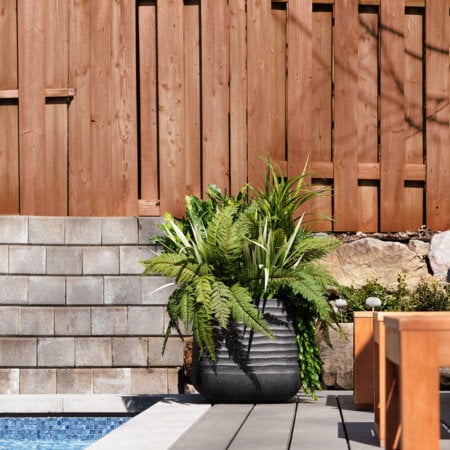 Arrangement artificiel de verdure et fougère en pot extérieur, 36 x 27'' - Décors Véronneau