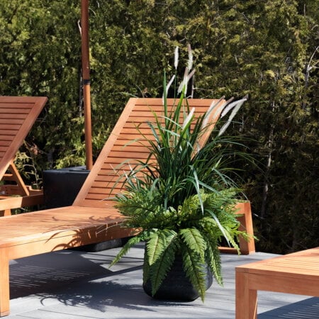 Arrangement artificiel de graminée et fougère en pot extérieur, 48 x 32'' - Décors Véronneau