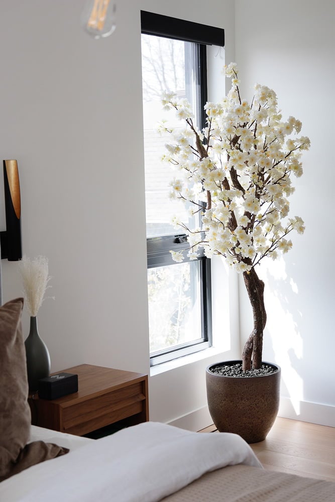 Cerisier fabriqué à la main avec tronc naturel dans un pot brun - Décors Véronneau