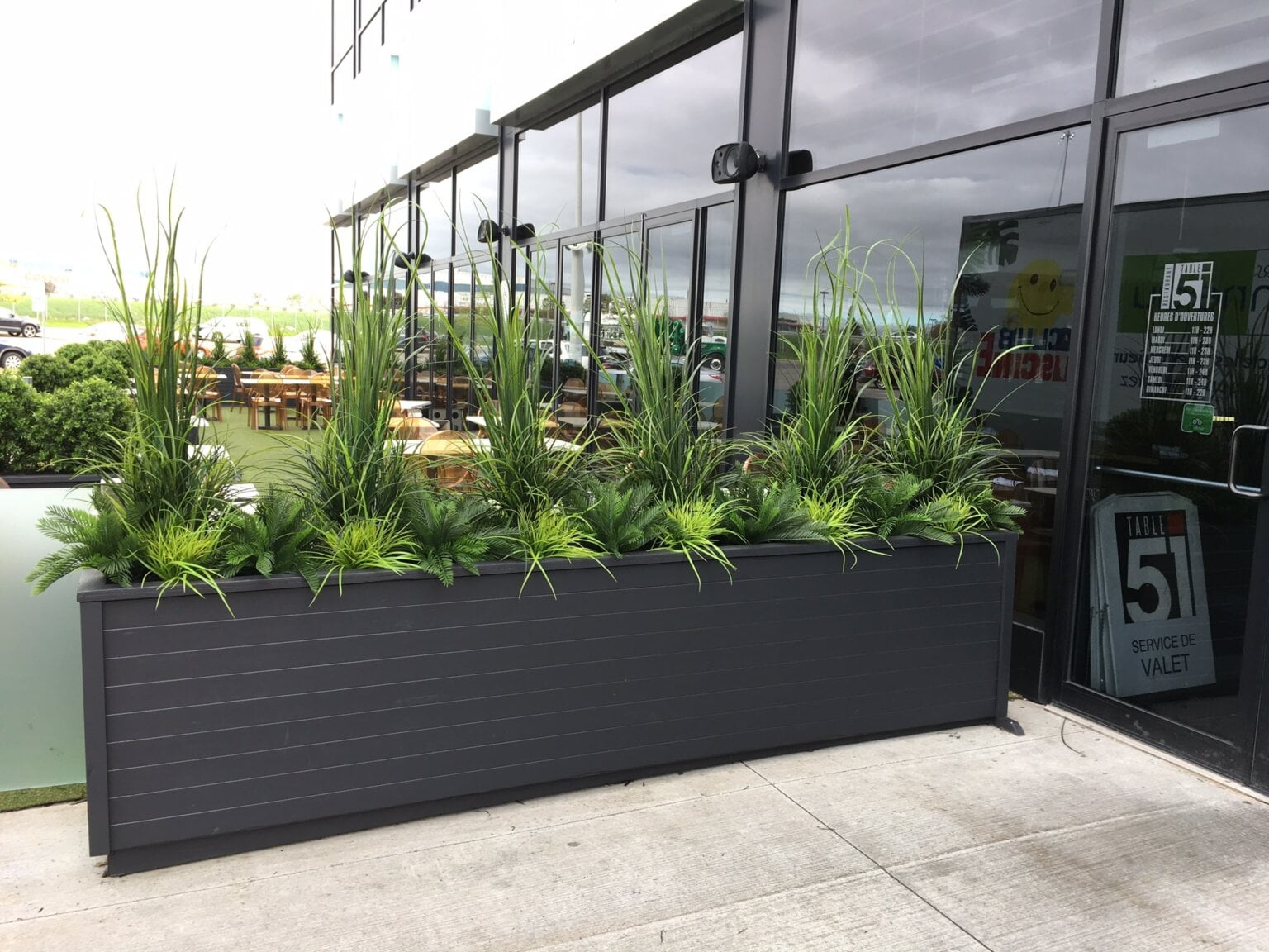 Bac de végétaux artificiels pour un restaurant Table 51 - Décors Véronneau