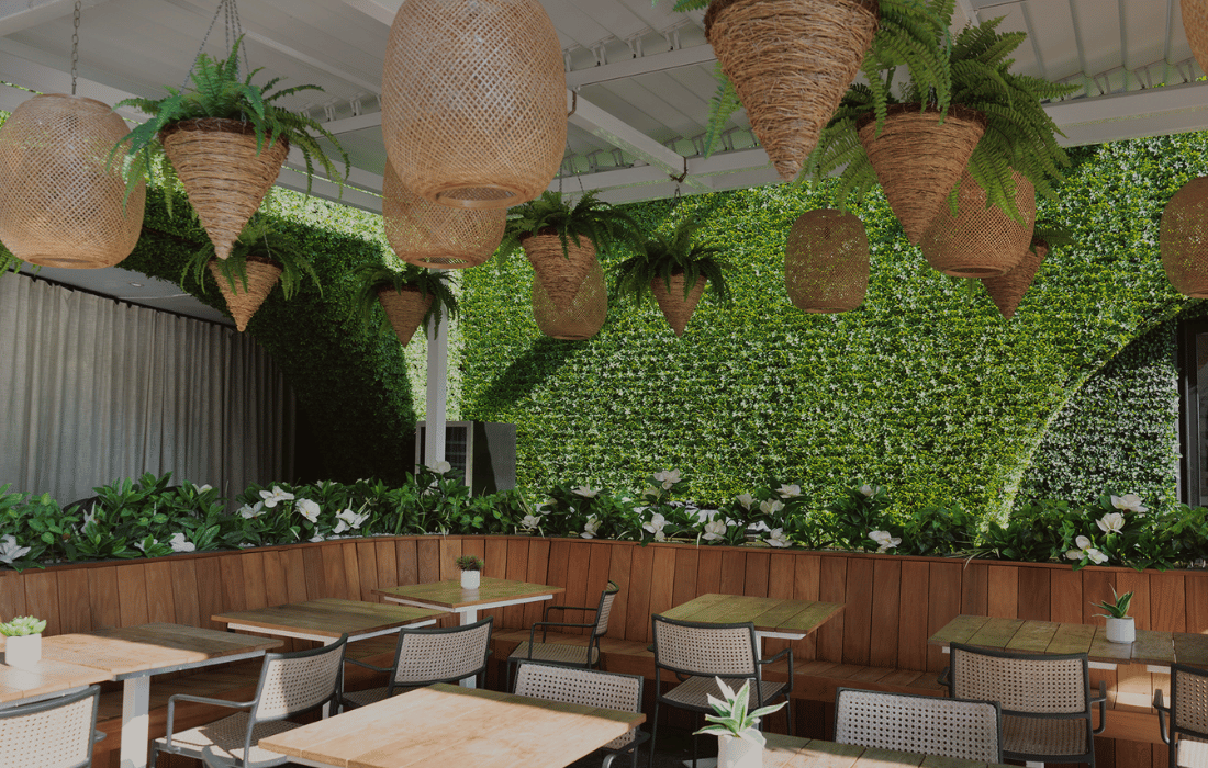 Treillis sur une terrasse de restaurant Le Belvu par Décors Véronneau - Décors Véronneau