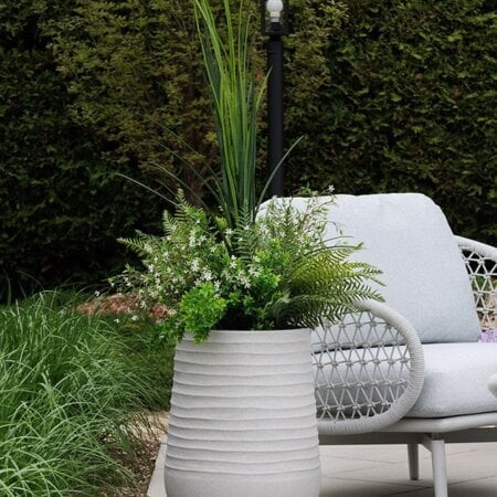 Arrangement floral extérieur artificiel de fougères et fleurs blanches - Décors Véronneau