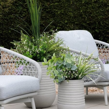 Arrangement de fleurs blanches artificielles en pot beige fini terrazzo gris, 26 x 15'' - Décors Véronneau
