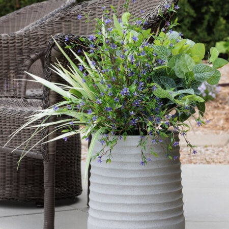 Arrangement de fleurs mauves artificielles en pot beige fini terrazzo gris, 26 x 15'' - Décors Véronneau