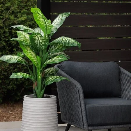Dieffenbachia artificiel extérieur en pot beige fini terrazzo gris, 53'' - Décors Véronneau