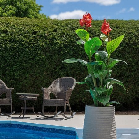 Canna rouge artificiel extérieur en pot beige fini terrazzo gris, 66'' - Décors Véronneau