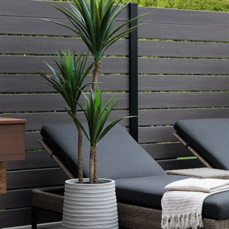 Yucca artificiel extérieur en pot beige fini terrazzo gris, 68'' - Décors Véronneau