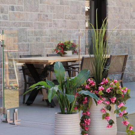 Jardinière d'azalée rose pâle artificielle en pot beige fini terrazzo gris, 55'' - Décors Véronneau