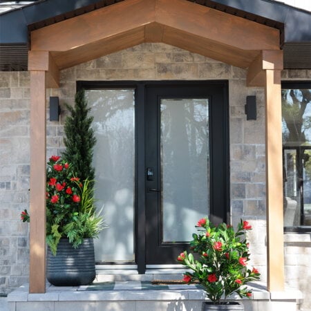 Arrangement extérieur artificiel, cèdre et rhododendron, 82 x 30'' - Décors Véronneau