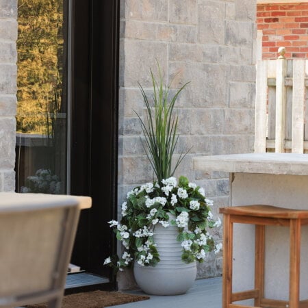 Jardinière de géranium blanc artificiel en pot beige fini terrazzo gris, 55'' - Décors Véronneau