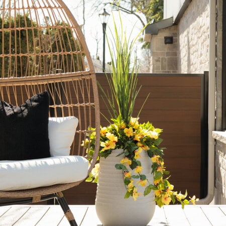 Jardinière d'hibiscus jaune artificiel en pot beige fini terrazzo gris, 55'' - Décors Véronneau