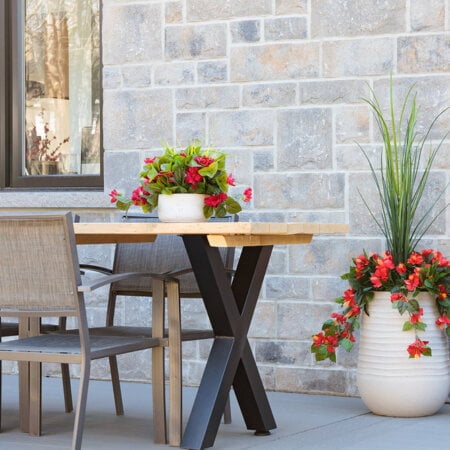 Jardinière d'hibiscus rouge artificiel en pot beige fini terrazzo gris, 55'' - Décors Véronneau