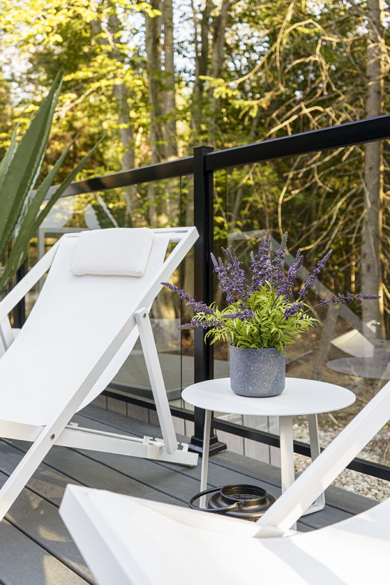 Lavande en pot sur un balcon - Décors Véronneau