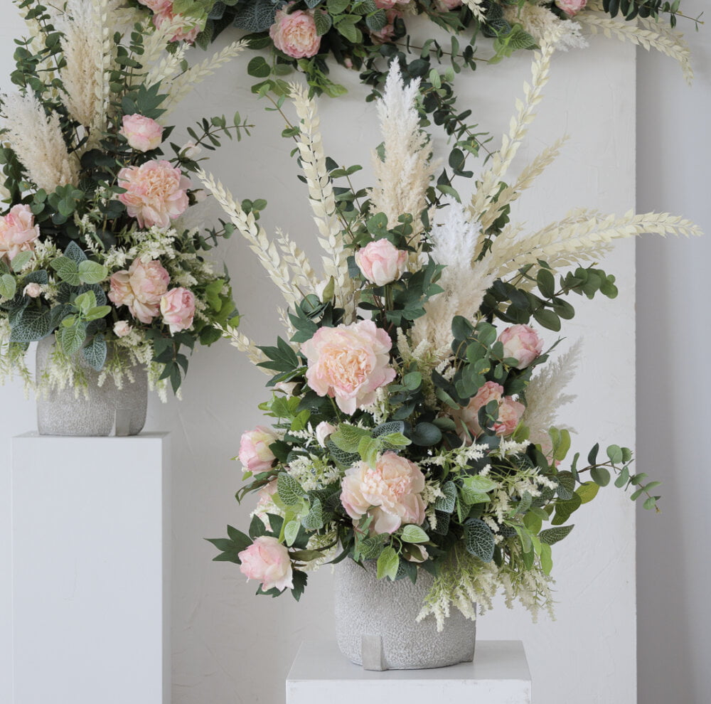 Arrangement de pivoines, d'eucalyptus et de fleurs séchées - Décors Véronneau