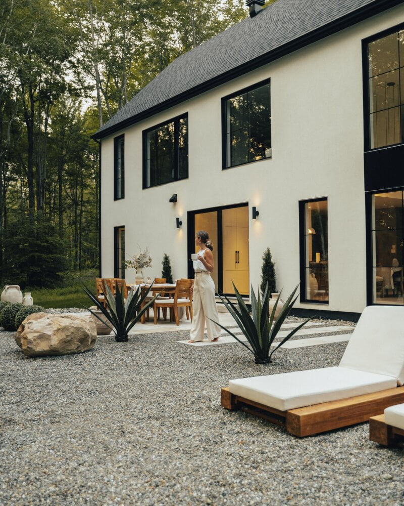 Agaves verts dans une cour - Décors Véronneau