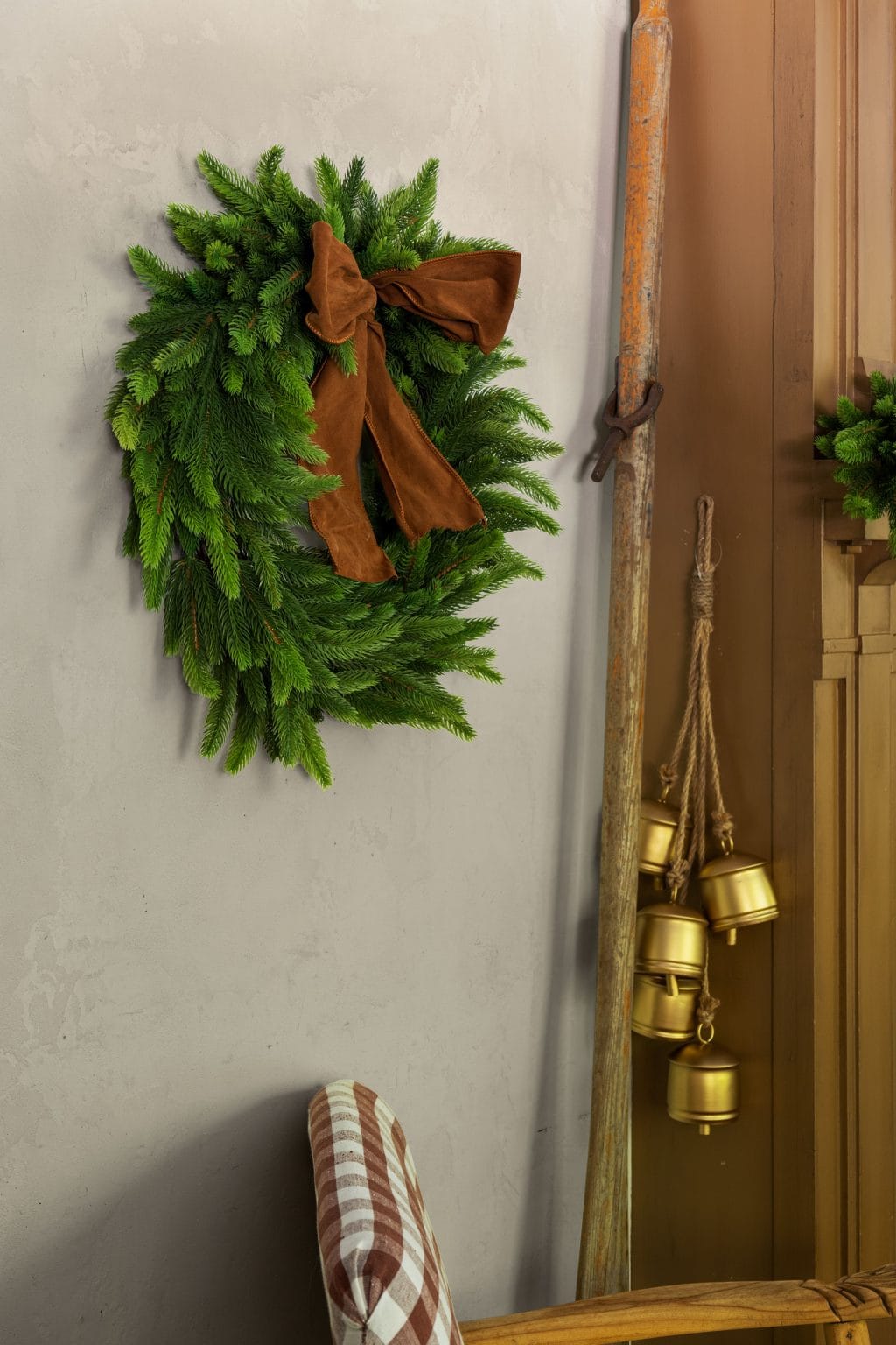 Couronne de Noël artificielle avec pin, ruban et cloches - Décors Véronneau